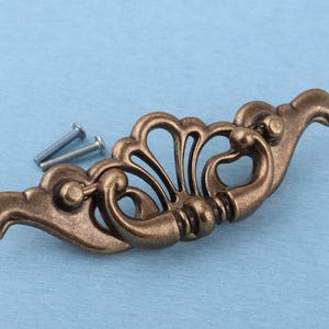 Tirador de cajón con diseño de flores vintage: tirador de tocador de latón antiguo (151 mm)