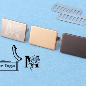 Etiqueta de metal personalizada con logotipo: Base rectangular para bolso grabada a láser (30 x 20 mm)