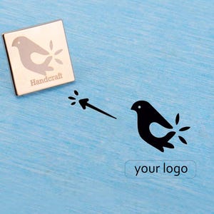 Anpassad lasergraverad metalletikett: 25 mm fyrkantig plånboksväskeberlock