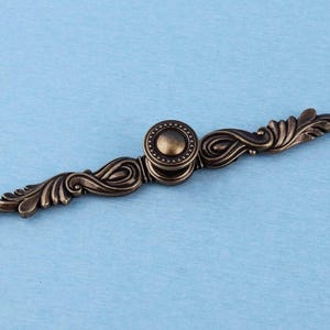 Lådhandtag i vintagestil med blommotiv: Antik mässing, knopp med bakplatta (178 mm)