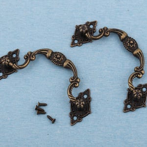 Lådhandtag i vintage-stil med blommotiv: Antik mässingshandtag (92 mm)