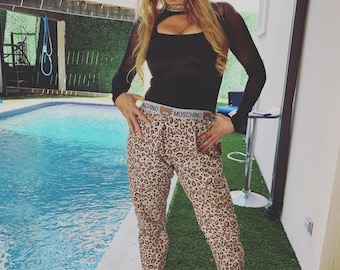 Pantalones deportivos con estampado de leopardo inspirados en Moschino, confeccionados en algodón hecho a mano.