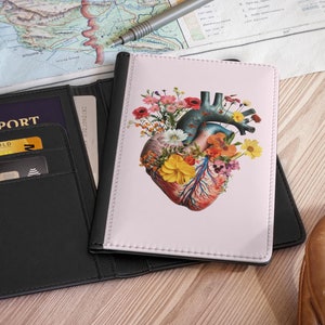 Funda para pasaporte con diseño floral y corazón anatómico gótico