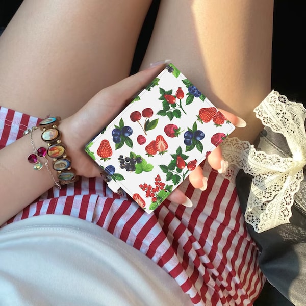 Porte-cartes Coquette en similicuir blanc, porte-clés avec motifs de fruits vintage : cerise, pêche, agrumes et baies d'été