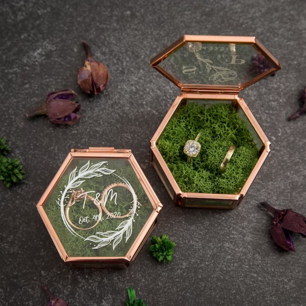Zeshoekige glazen ringdoos met mos - goud of retro roségoud - gepersonaliseerde ringdoos voor huwelijksceremonie, moderne ringhouder voor verlovingen