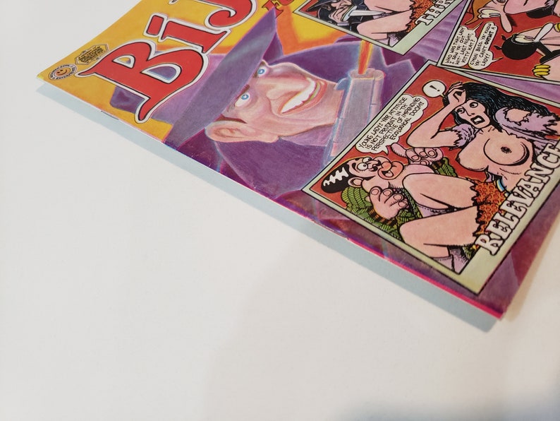 Puede incluir: Un c&oacute;mic con una portada vibrante, con un gran t&iacute;tulo rojo e ilustraciones de dibujos animados. La portada incluye un hombre sonriente con un sombrero morado y vi&ntilde;etas de c&oacute;mic con figuras escasamente vestidas.