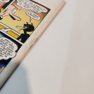 Puede incluir: Una p&aacute;gina de c&oacute;mic vintage con bocadillos y personajes de dibujos animados. El texto incluye frases como &laquo;All right already!&raquo; y &laquo;This first one is really an oldie&raquo;. La obra de arte est&aacute; en un estilo de c&oacute;mic cl&aacute;sico con l&iacute;neas audaces y colores brillantes.