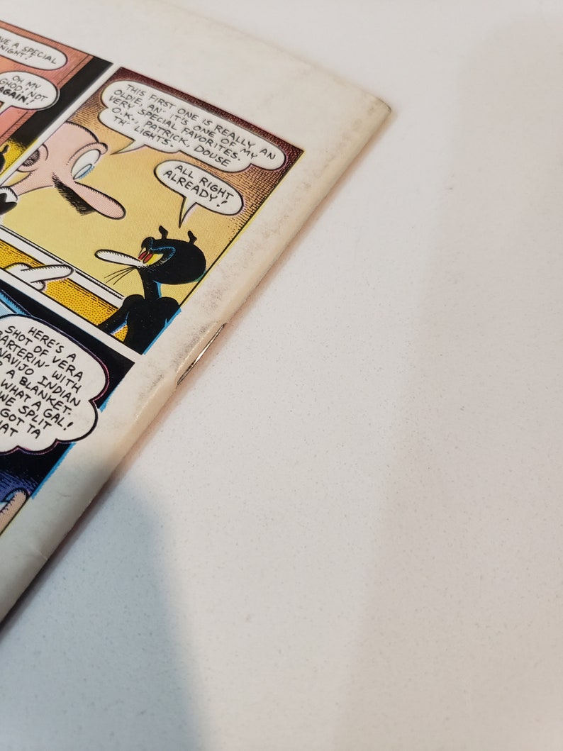 Puede incluir: Una p&aacute;gina de c&oacute;mic vintage con bocadillos y personajes de dibujos animados. El texto incluye frases como &laquo;All right already!&raquo; y &laquo;This first one is really an oldie&raquo;. La obra de arte est&aacute; en un estilo de c&oacute;mic cl&aacute;sico con l&iacute;neas audaces y colores brillantes.