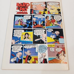 Puede incluir: Una p&aacute;gina de c&oacute;mic vintage con el t&iacute;tulo "Nard 'n' Pat" y la frase "I Wonder Who's Kissing Her Now". La tira c&oacute;mica muestra varias escenas con personajes de dibujos animados en un dise&ntilde;o colorido.