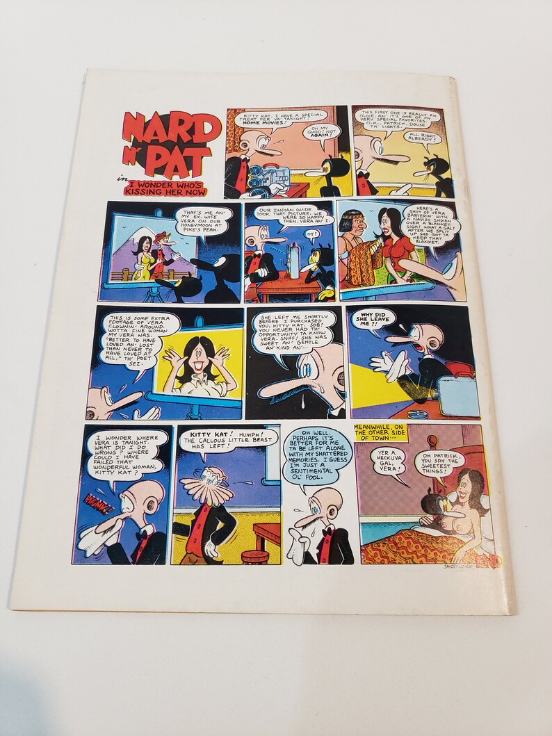 Puede incluir: Una p&aacute;gina de c&oacute;mic vintage con el t&iacute;tulo "Nard 'n' Pat" y la frase "I Wonder Who's Kissing Her Now". La tira c&oacute;mica muestra varias escenas con personajes de dibujos animados en un dise&ntilde;o colorido.