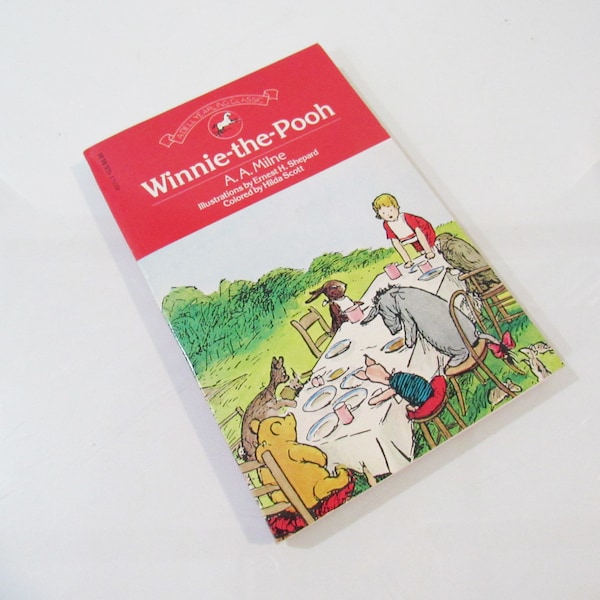Winnie the Pooh - AA Milne - Beautiful color illustrations - Softcover [Near Fine+]