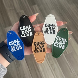 Coole Dad Club Hotel Schlüsselanhänger Papa Schlüsselanhänger coole Papa Geschenk Schlüsselanhänger Best Dad Schlüsselanhänger Papa Schlüsselanhänger Vatertagsgeschenk Papa Geburtstagsgeschenk