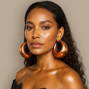 Aros grandes de oro rosa: joyas africanas con un toque bohemio y audaz