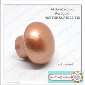 Könnte beinhalten: Ein runder, roségoldfarbener Knopf für Möbel. Der Knopf ist aus Holz und hat eine glatte, glänzende Oberfläche. Der Text "Aktionsfarbton Roségold NUR FÜR KURZE ZEIT!!!" ist im Hintergrund sichtbar. Der Text "#58 rosé gold" ist ebenfalls im Hintergrund sichtbar.
