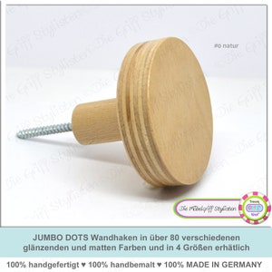 Peut inclure: Un crochet mural en bois avec un dessus rond et superposé et une vis pour le montage. Le crochet est en bois naturel et a un design simple et minimaliste. #o natur