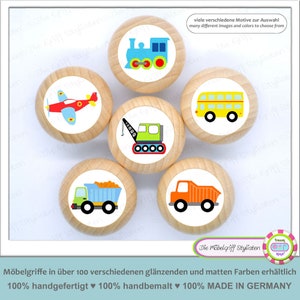Puede incluir: Seis pomos de madera con ilustraciones coloridas de vehículos, incluyendo un tren, un avión, un autobús, una grúa, un camión de volteo y una camioneta pick-up. Los pomos están diseñados para muebles infantiles.