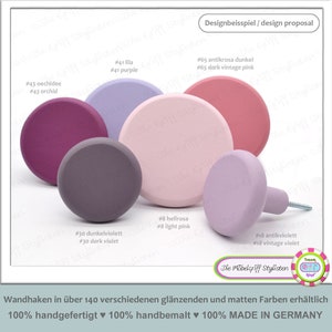 Peut inclure: Assortiment de boutons ronds en bois de différentes couleurs, notamment violet, rose et gris. Les boutons sont peints avec une finition texturée et ont une vis au dos pour les fixer à des meubles ou d'autres objets. Les boutons sont étiquetés avec des numéros et des noms de couleurs.