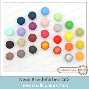 Puede incluir: Una colección de 25 pequeños botes de pintura redondos, cada uno con un color diferente de pintura de tiza. Los colores van de claro a oscuro, e incluyen tonos de azul, verde, rojo, naranja, amarillo, marrón y gris. Los botes de pintura están dispuestos en un círculo sobre un fondo blanco. El texto "Neue Kreidefarben 2021" y "new chalk paints 2021" se muestra debajo de los botes de pintura.