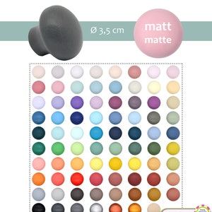 以下が含まれることがあります： 直径3.5cmの丸いノブが64個、さまざまな色でチャートに表示されています。ノブはマット仕上げで、8個ずつ並んでいます。「matt matte」というテキストは、ピンクの円形にピンクの文字で書かれています。「Ø 3,5 cm」というテキストは、白い背景に黒い文字で書かれています。