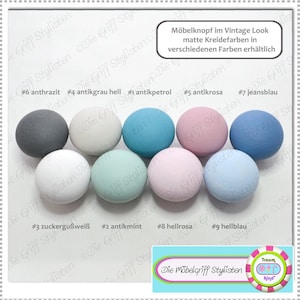 Op de afbeelding: Assortiment van 9 ronde knoppen in verschillende kleuren, waaronder wit, grijs, blauw, roze en groen. De knoppen zijn gelabeld met nummers en kleurennamen. De tekst "Möbelknopf im Vintage Look matte Kreidefarben in verschiedenen Farben erhältlich" staat bovenaan de afbeelding. De tekst "Die Möbelgriff Stylisten" staat onderaan de afbeelding.