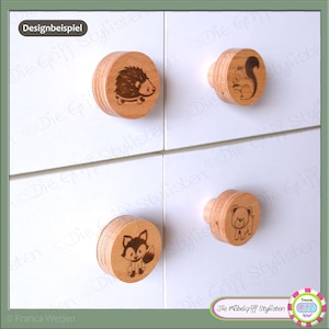 Könnte beinhalten: Vier runde Holzknauf für Schubladen mit verschiedenen Tiermotiven. Die Knäufe sind rund und haben eine helle Holzoptik. Die Tiere sind ein Igel, ein Eichhörnchen, ein Fuchs und ein Bär.