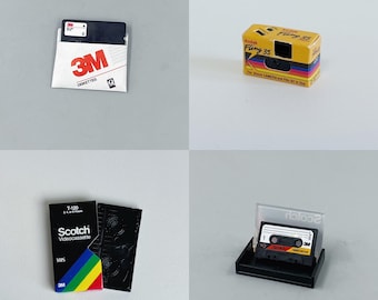1/6 1/4 Puppenhaus Miniatur Retro Scotch VHS Videokassette / 3 M Disketten / Kodak Einwegkamera / Tonband [ZURU Mini Brands] #zmb
