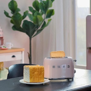 Peut inclure: Ensemble de trois tasses en c&eacute;ramique avec une finition mate et mouchet&eacute;e. Les tasses sont de couleur cr&egrave;me, gris clair et gris fonc&eacute;. Chaque tasse a un design simple et minimaliste, parfait pour le caf&eacute; ou le th&eacute;.