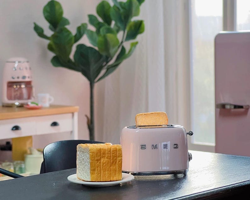 Peut inclure: Ensemble de trois tasses en c&eacute;ramique avec une finition mate et mouchet&eacute;e. Les tasses sont de couleur cr&egrave;me, gris clair et gris fonc&eacute;. Chaque tasse a un design simple et minimaliste, parfait pour le caf&eacute; ou le th&eacute;.