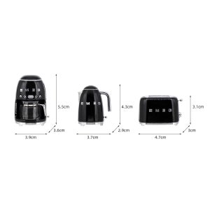 Peut inclure: Un ensemble noir SMEG comprenant une cafeti&egrave;re, une bouilloire et un grille-pain. La cafeti&egrave;re mesure 5,5 cm de haut et 3,9 cm de large. La bouilloire mesure 4,3 cm de haut et 3,7 cm de large. Le grille-pain mesure 3,1 cm de haut et 4,7 cm de large.