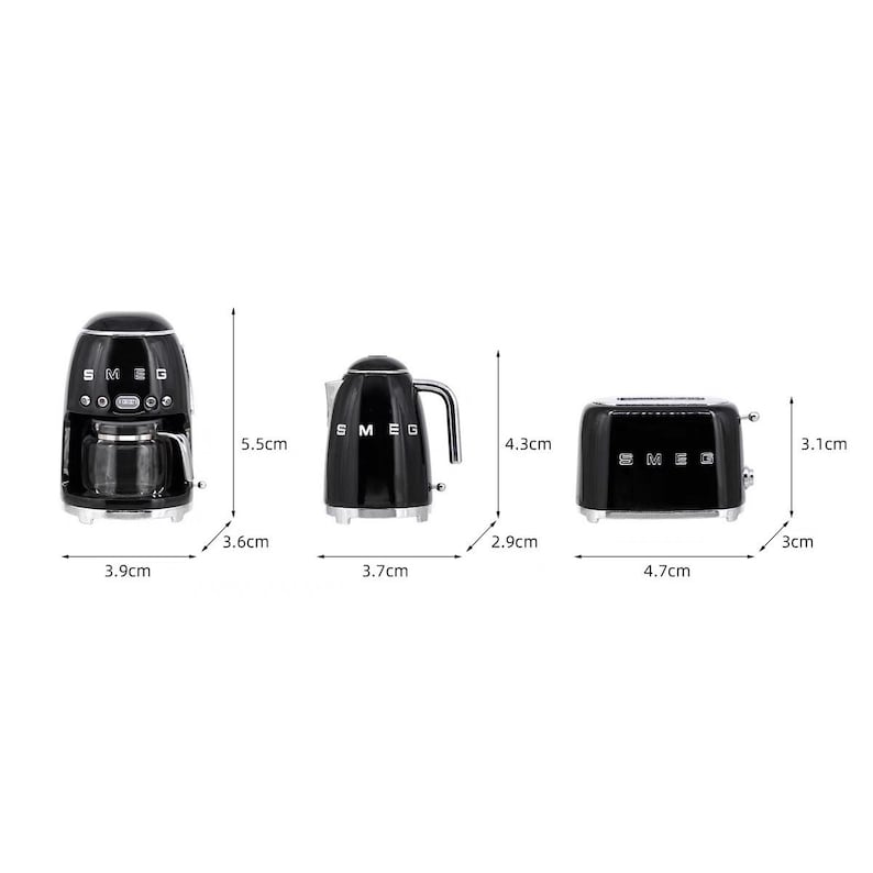 Peut inclure: Un ensemble noir SMEG comprenant une cafeti&egrave;re, une bouilloire et un grille-pain. La cafeti&egrave;re mesure 5,5 cm de haut et 3,9 cm de large. La bouilloire mesure 4,3 cm de haut et 3,7 cm de large. Le grille-pain mesure 3,1 cm de haut et 4,7 cm de large.
