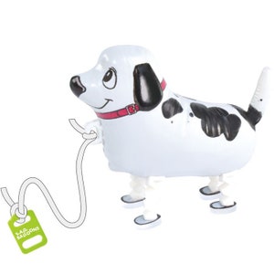 Pode incluir: Um bal&atilde;o de cachorro d&aacute;lmata branco e preto com uma coleira vermelha e olhos pretos. O bal&atilde;o tem pernas e p&eacute;s brancos e uma cauda branca. O bal&atilde;o est&aacute; preso a um cord&atilde;o branco com uma etiqueta verde que diz "SAG BALLOONS".