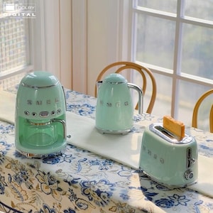 Peut inclure: Ensemble de trois mugs en c&eacute;ramique &agrave; gla&ccedil;ure cr&egrave;me tachet&eacute;e. Chaque mug pr&eacute;sente un motif floral peint &agrave; la main en nuances de bleu, vert et jaune. Les mugs ont une forme simple et arrondie avec une anse confortable.
