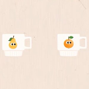 Op de afbeelding: Vier witte mokken met verschillende fruitontwerpen. De mokken hebben een handvat aan de rechterkant. De eerste mok heeft twee rode kersen met groene stelen en zwarte ogen. De tweede mok heeft een gele peer met een groene steel en zwarte ogen. De derde mok heeft een sinaasappel met een groene steel en zwarte ogen. De vierde mok heeft een rode appel met een groene steel en zwarte ogen.