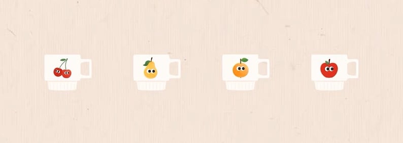 Op de afbeelding: Vier witte mokken met verschillende fruitontwerpen. De mokken hebben een handvat aan de rechterkant. De eerste mok heeft twee rode kersen met groene stelen en zwarte ogen. De tweede mok heeft een gele peer met een groene steel en zwarte ogen. De derde mok heeft een sinaasappel met een groene steel en zwarte ogen. De vierde mok heeft een rode appel met een groene steel en zwarte ogen.