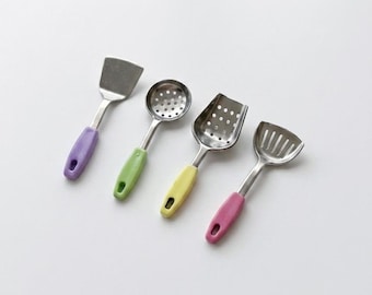 Set von 4 Artikeln - 1/12 1/6 Dollhouse Miniature Bunt 4-teiliges Metallgeschirr Set (Länge 3 cm): Grün / Pink / Lila / Gelb #sm4