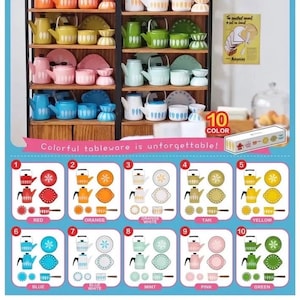 Könnte beinhalten: Ein Set mit 10 farbenfrohen Miniatur-Teekannen und -Tassen mit passenden Tellern und Untertassen. Die Teekannen und Tassen sind mit einem Blumendesign verziert. Die Farben umfassen Rot, Orange, Weiß, Braun, Gelb, Blau, Mint, Rosa und Grün.
