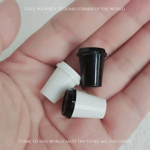 2 pcs - 1/12 1/6 Dollhouse Miniature Takeaway Coffee Cup with Removable Lid (Height 1.7 cm): Black / White // Inbox us for bulk orders #sm3