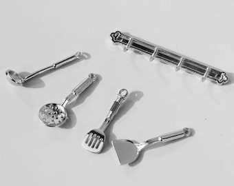 1/12 1/6 Dollhouse Miniature Metall Küche 4 Utensilien mit Wandhaken Hakenleiste Set