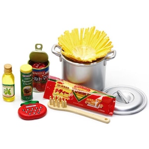 Peut inclure: Un ensemble d'ustensiles de cuisine miniatures pour une maison de poupée, comprenant une casserole avec des spaghettis, une boîte de sauce tomate, une boîte de parmesan, une bouteille d'huile d'olive, une boîte de spaghettis, une cuillère en bois et une calculatrice rouge.