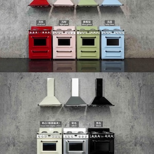 Puede incluir: Una colección de siete cocinas y campanas extractoras a juego en rojo vivo, rosa claro, verde oliva, azul bebé, blanco crema, plata y negro. Cada unidad cuenta con una puerta de horno de cristal, un cajón de almacenamiento y mandos metálicos.
