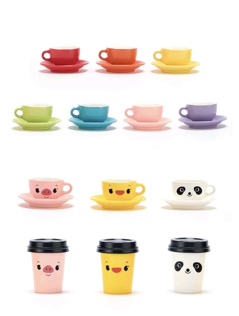 Pode incluir: Uma cole&ccedil;&atilde;o de x&iacute;caras de ch&aacute; e pires de cer&acirc;mica coloridos em v&aacute;rias cores, incluindo vermelho, laranja, amarelo, verde, azul, rosa e roxo. H&aacute; tamb&eacute;m x&iacute;caras com rostos de animais, incluindo um porco, um pintinho e um panda. Abaixo, copos para viagem combinando.