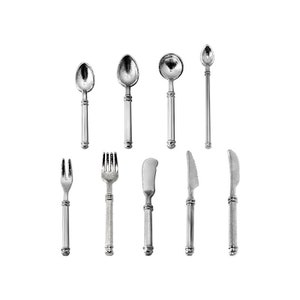 Puede incluir: Un juego de cubiertos de plata, que incluye un tenedor, un cuchillo y una cuchara. Los cubiertos están dispuestos en fila sobre un fondo blanco.