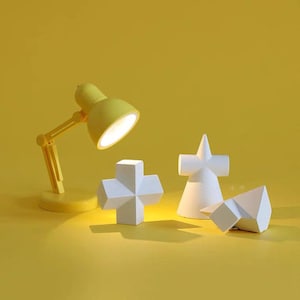 8 Farben - 1/6 1/4 Puppenhaus Miniatur Schreibtischlampe: Schwarz / Grün / Marine / Pink / Weiß / Gelb * Mit Batterie