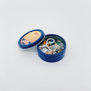 1/12 1/6 Dollhouse Miniature “Sewing Supplies in Cookie Tin” (Diameter 3.2 cm) Curated Collection // Inbox us for bulk orders