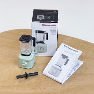 Miniaturowa replika domku dla lalek KitchenAid K400 Blender stojący w skali 1/12 z opakowaniem papierowym [ZURU Mini Brands Home Series]