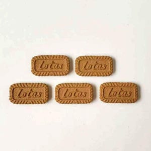 以下が含まれることがあります： ロータスと印刷された5つの茶色の長方形のクッキー