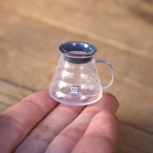 1/6 Dockhusminiatyrreplika HARIO V60 Kaffeservis (Höjd 2,7 cm)
