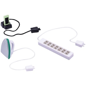 Puede incluir: Un conjunto de tres electrodomésticos en miniatura, que incluye una regleta blanca con ocho enchufes, una plancha de hierro plateada con mango verde y un cargador de teléfono negro con pantalla verde.