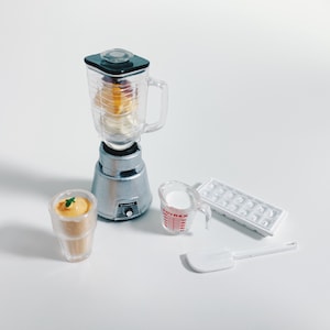 Rare! Set #3 - 1/12 1/6 Dollhouse Miniature Re-ment Petite Kitchen: Smoothie / Fruits / Blender / Measuring cup / Ice tray / Spatula