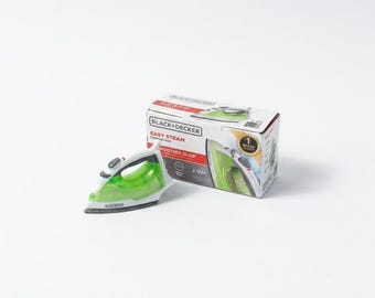 Réplica en miniatura para casa de muñecas 1/12 de la plancha compacta de vapor Black and Decker Easy Steam en color verde (2,6 cm de largo) con caja de embalaje [ZURU Mini Brands]